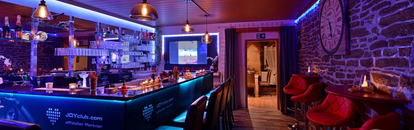 Bar im SC-Venus mit violett-blauem Licht und roten Stühlen